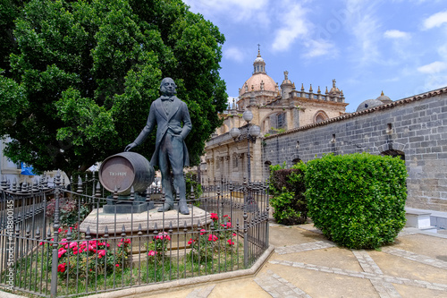 Statue von Manuel Maria Gonzales mit einem Faß Tio Pepe in Jerez De La Frontera photo