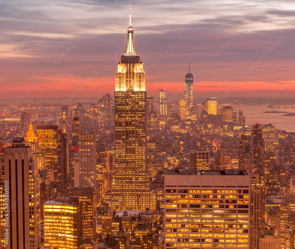 Naklejka premium Night view of New York Manhattan during sunset