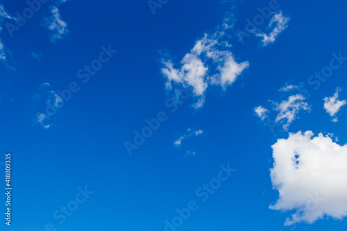 Bild auf Leinwand Céu azul com nuvens brancas.