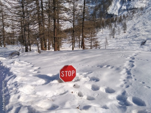 Stop sign in the deep snow signe routier stop enseveli dans la couche de neige  © JennyLL