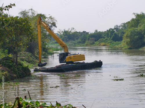 Fotografija A backhoe is dredging a canal