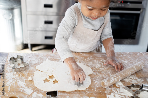 星型の型抜きでクッキーを作る女の子