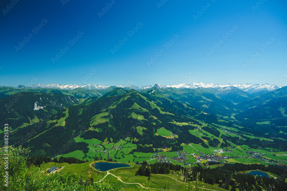 Panorama der Tiroler und Tauern Alpen an einem Sommertag in Österreich. Berge und Hügel vor wunderschönen Himmelblau