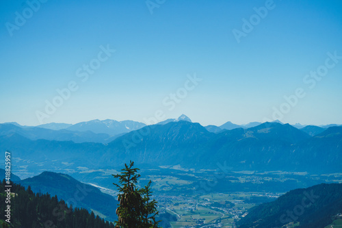 Bergspitzen des Tirol und der Tauern in den   sterreichischen Alpen im Sommer