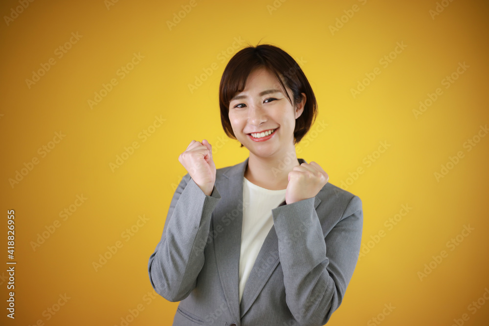 	笑顔の女性社員イメージ