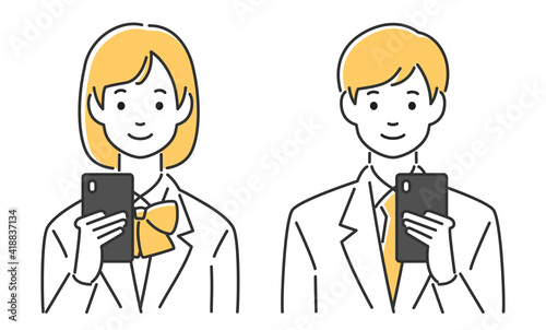 笑顔でスマホを見る学生の男女