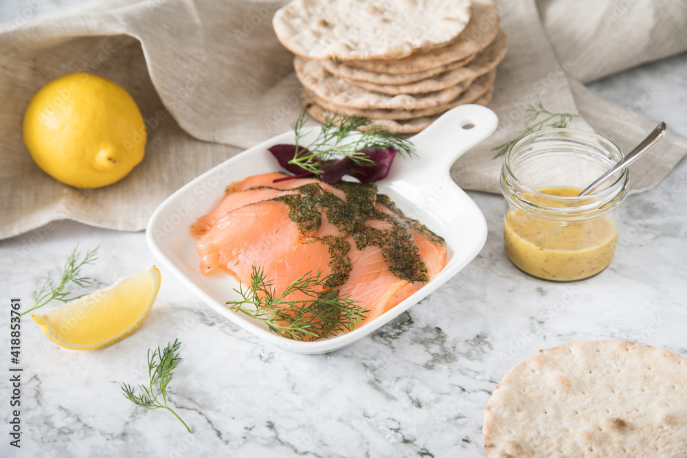 Foto de Gravlax Graved Lachs, ein roh gebeizter Fisch mit Dill auf ...
