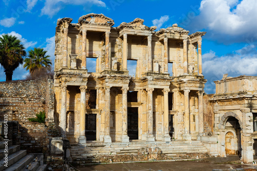 Cuadro en lienzo Notable ruins of antique city of Ephesus overlooking main facade of Library of Celsus