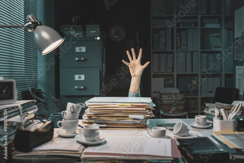 Foto Office worker overwhelmed with paperwork
