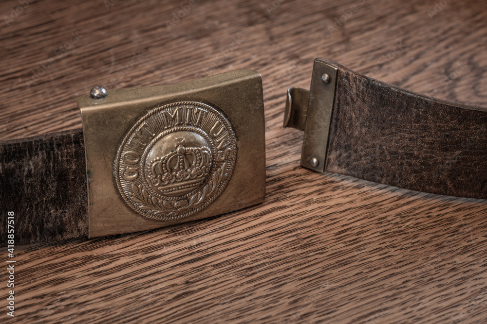 Fototapeta premium Deutsches Koppel (military waist belt) aus dem 1. Weltkrieg (1914-1918) auf rustikalem alten Holz