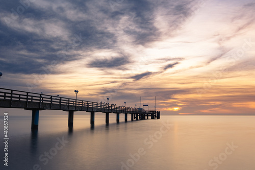 Stimmungsvoller Sonnenaufgang in der L  becker Bucht