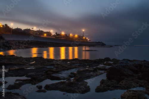 Amanecer con niebla en el mar.