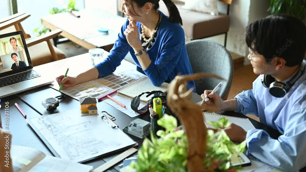 オンラインミーティングをするデザイナーたち