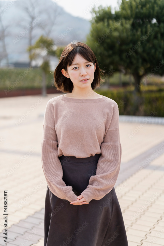 Fototapeta premium 公園の女性