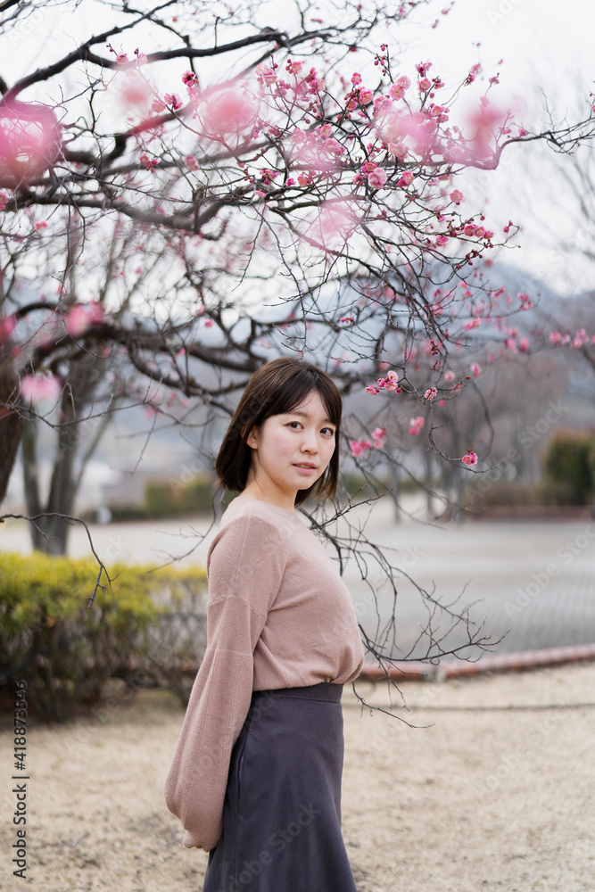 梅の花と女性