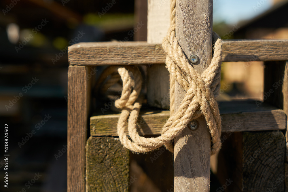 Crossed knot to attach rope to the mast Crossed knot to attach rope to the mast