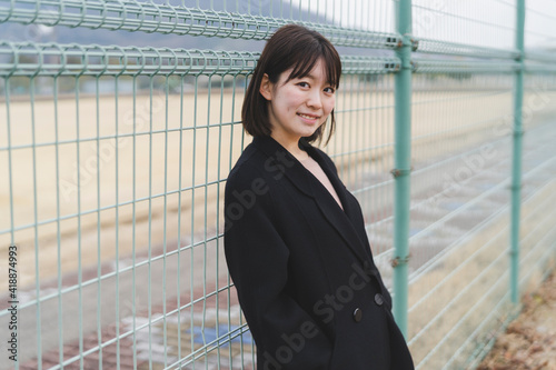 公園の女性 Free Download 公園の女性 - GFXLoad