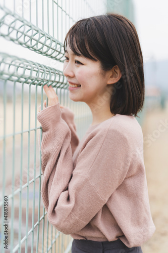 公園の女性 Free Download 公園の女性 - GFXLoad