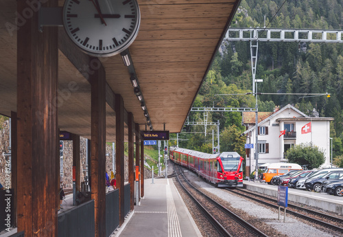 Obraz na płótnie Train arriving at the station in Filisur, Switzerland w salonie