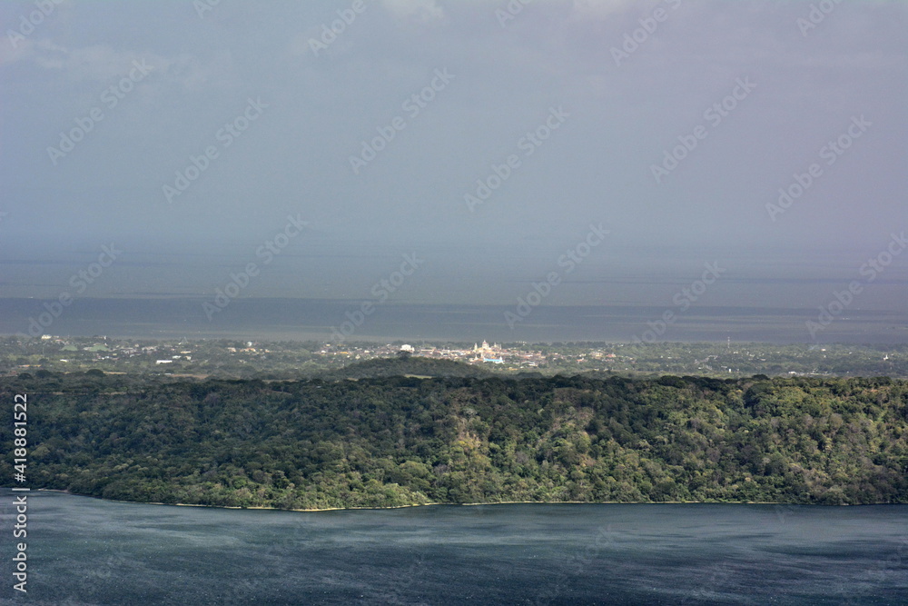 Mirador del pequeño pueblo de Catarina, donde se puede observar en primer termino el cráter de la Laguna de Apoyo, y con el cielo despejado, la ciudad de Granada, en el oeste de Nicaragua