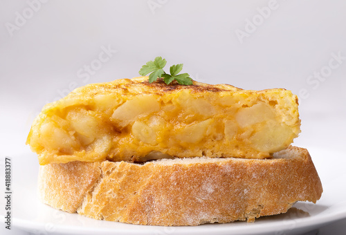 Pincho de tortilla de patata sobre fondo blanco
