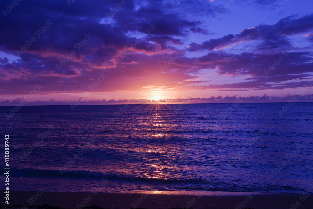 	ハワイ：ハレイワビーチの幻想的なサンセット