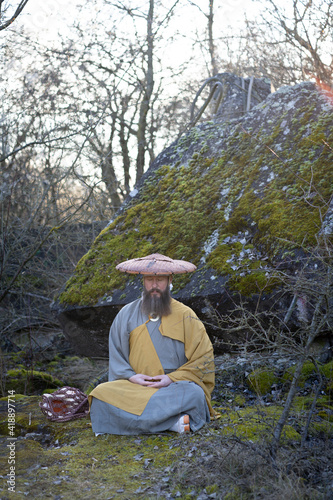 Tapeta European man with beard meditates in traditional, Japanese, Shugendo outfit outd