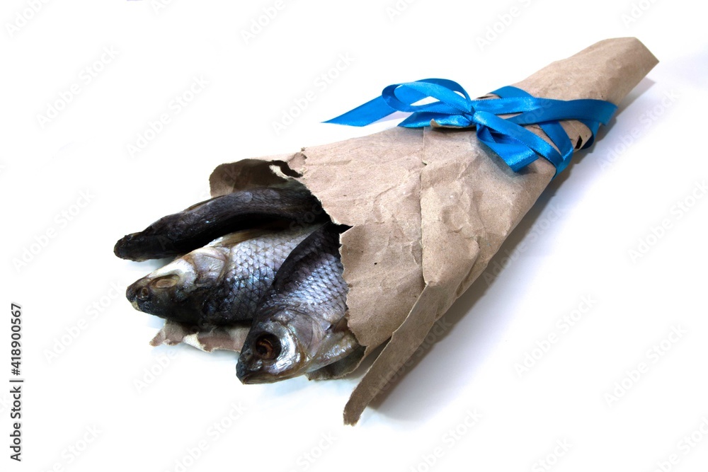 Obraz premium Bouquet of fish. A bouquet of dry fish. The fish is wrapped in paper.