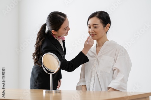 化粧販売をする日本人女性 営業イメージ