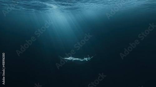 Schilderij op canvas Beautiful Young Woman Sinking Into Abyss Darkness Deep Ocean Underwater Sadness