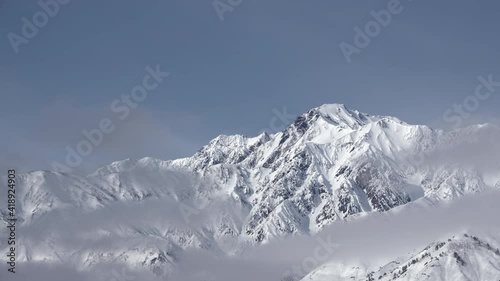 Wallpaper Mural 雪山と雲のタイムラプスと朝霧が綺麗ない自然の風景は雪景色の魅力 Torontodigital.ca