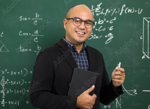 Фотография Young asian teacher man teaching video conference with student