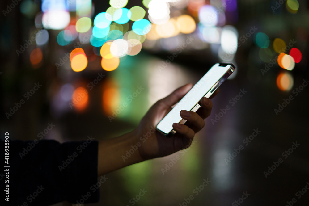 夜の街スマートフォンと手 夜の街スマートフォンと手