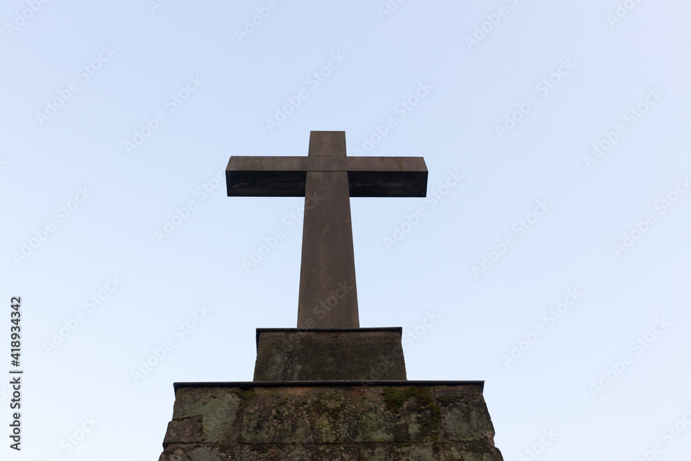 Großes Kreuz auf einem Friedhof