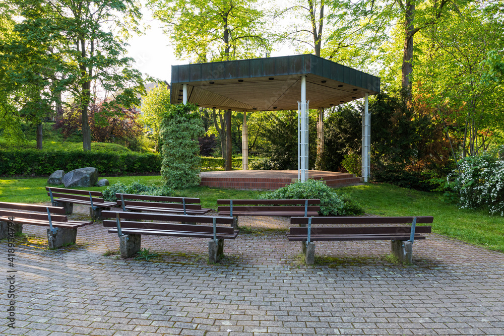 Obraz premium Kleines Amphitheater mit Sitzbänken in Minden, Deutschland