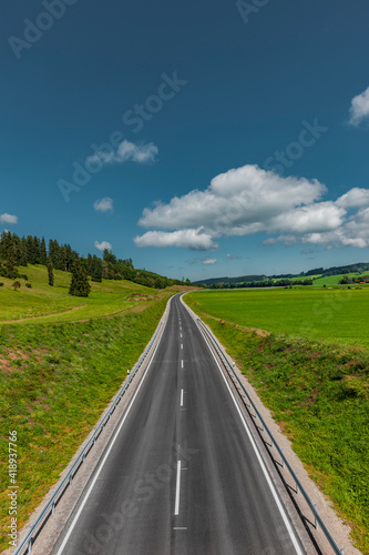 Deutsche Autobahn durch grüne Landschafrt