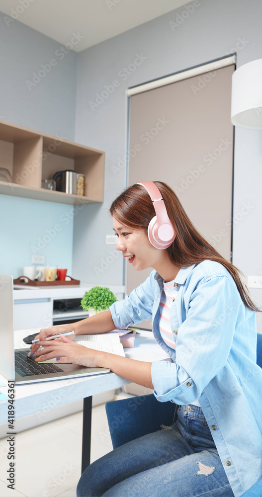 student is on course online