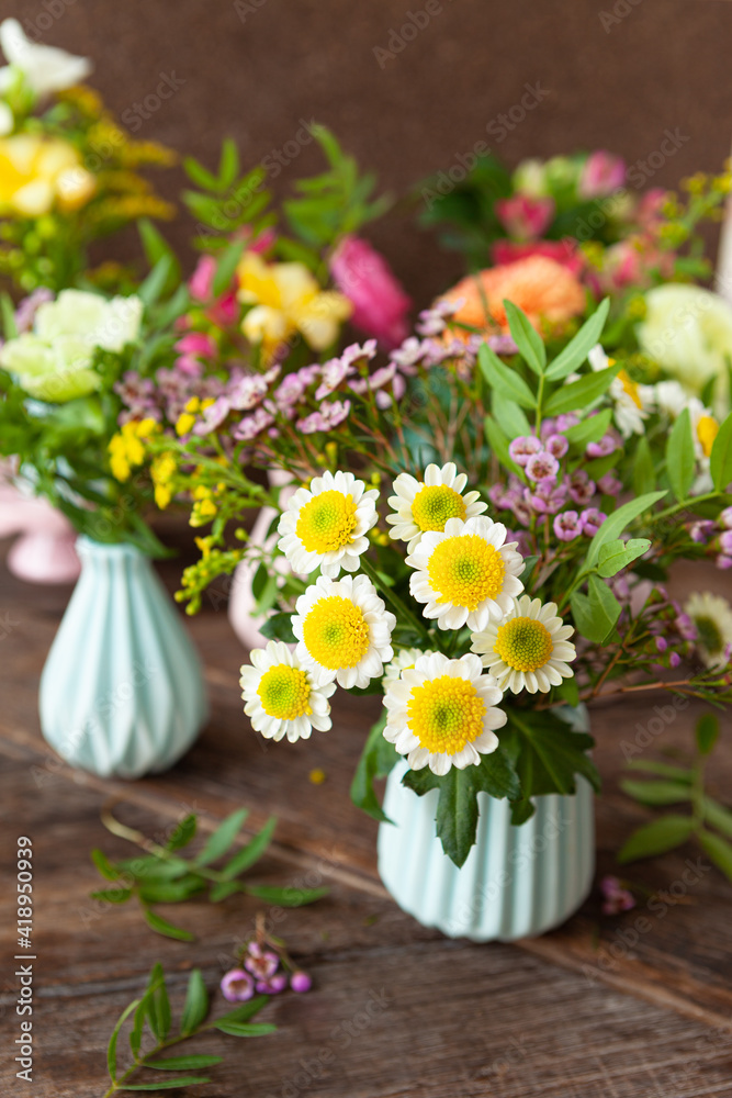 Fototapeta premium Frische Fruehlingsblumen, kleine Bouquets