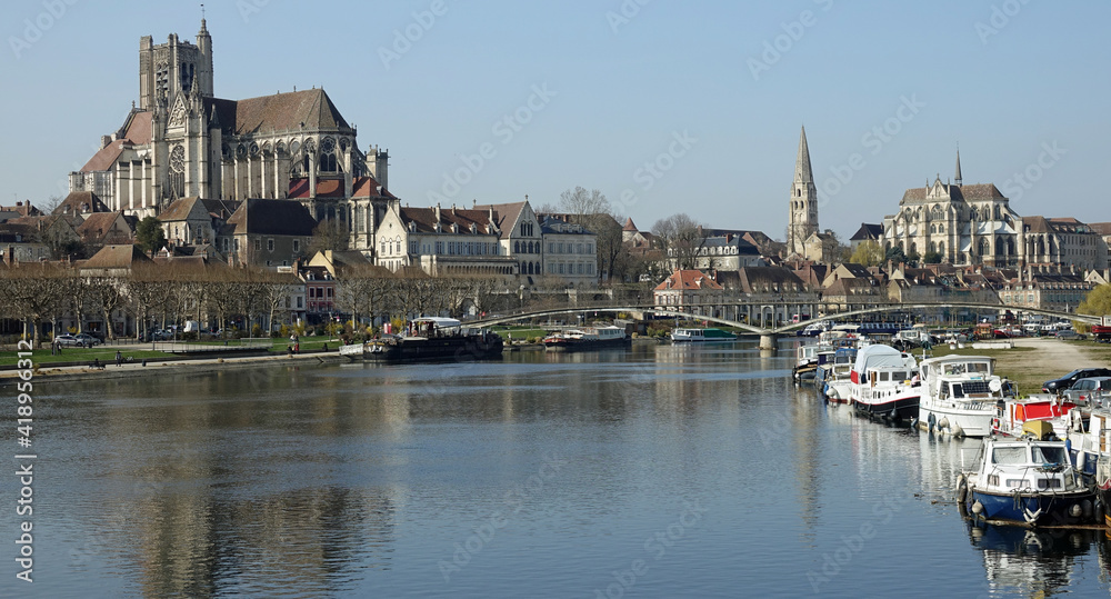 Auxerre : l’Yonne, la cathédrale Saint-Étienne , la préfecture (ancien évêché) et l'abbaye Saint-Germain