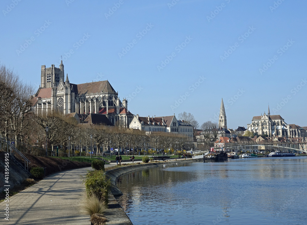 Auxerre: l'Yonne, la cathédrale Saint-Étienne et ,au loin,l'abbaye Saint-Germain