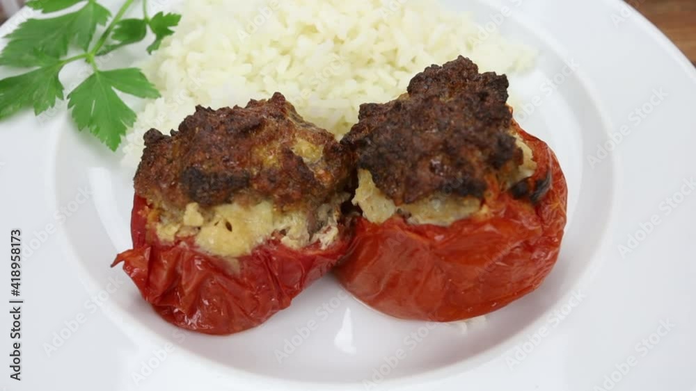 assiette de tomates farcies et riz blanc assiette de tomates farcies et riz blanc