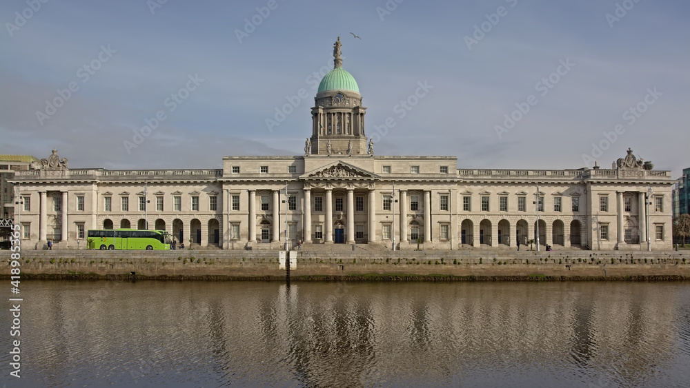 Obraz premium custom house along river Liffey in Dublin, Ireland, Neptune and commerce 