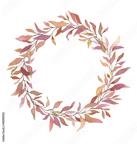 Corona decorativa floreale con foglie. Isolato su bianco (ID: 418989142)