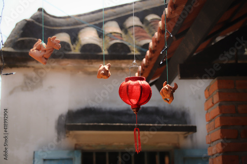 Photo Closeup shot of hanging Asian decorations on a rood
