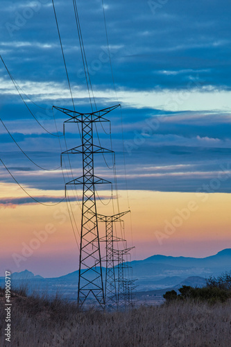 fila de torres eléctricas sobre atardecer precioso