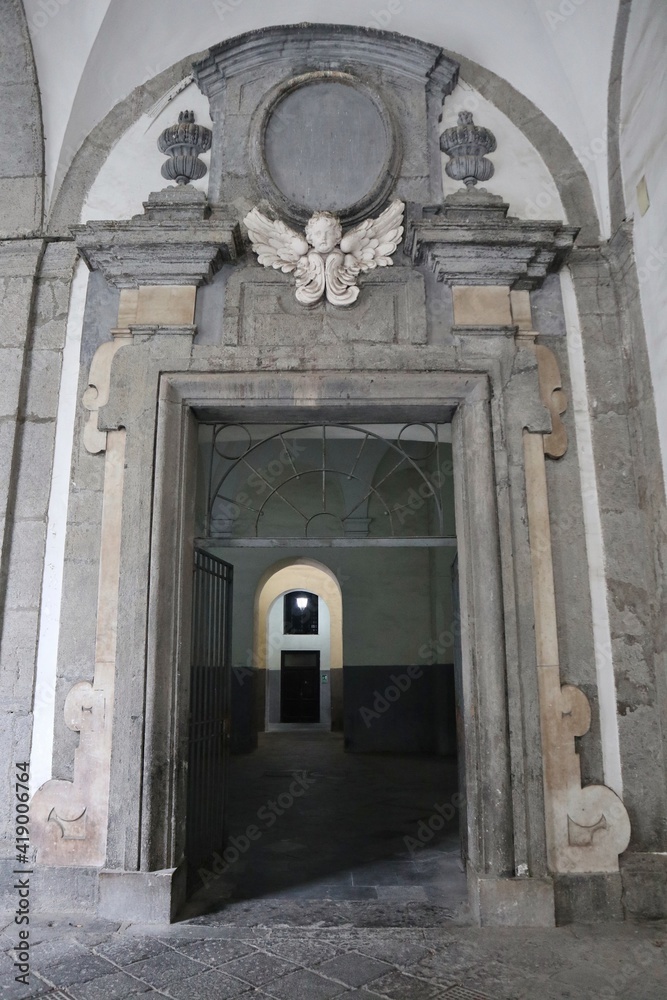 Napoli – Portale del Chiostro del Salvatore