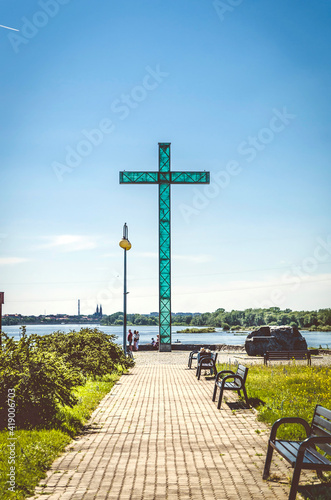 Krzyż położony na deptaku blisko tamy we Włocławku. photo