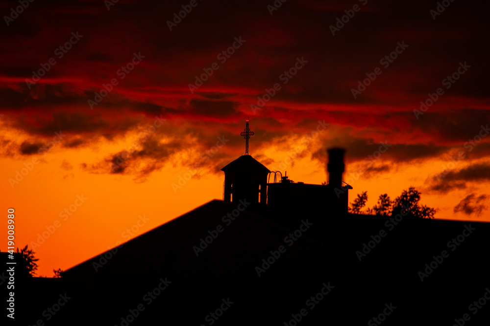 atardecer con iglesia 