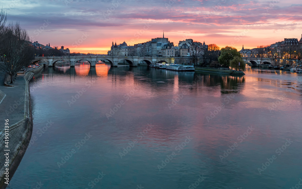 The oldest bridge ( Pont Neuf ) across Seine River and historic buildings of Paris at sunset