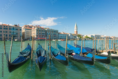 gondoles à Venise en face de la place San Marco et son célèbre Campanile © jef 77